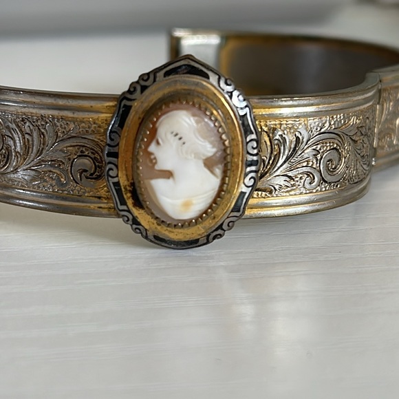 Vintage Coro Cameo Bracelet - Picture 9 of 11